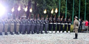 Uroczystości na Cmentarzu Powstańców Warszawy salwa honorowa Wojska Polskiego. Fot. Warszawa.pl