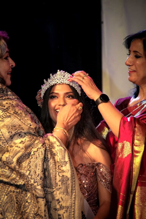 Anuradha Roy - odbiera tytuł Miss Indii w Polsce z rąk Anity Agnihotri (byłej Femina Miss Indii) i dr Shelly Sharma