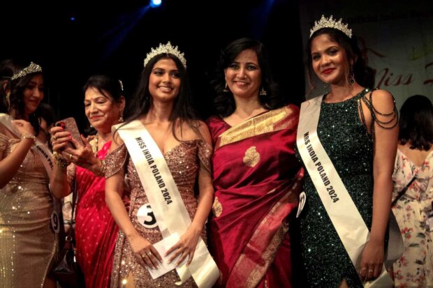 Laureaci i organizatorzy - od lewej Anuradha Roy – Miss Indii Polska, Dr. Shelly Sharma – współorganizatorka Miss-Mrs Indii Polska, Aiswarya Suresh – Mrs Indii Polska