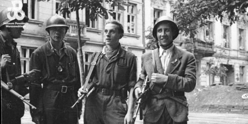 Powstańcy z batalionu ''Ruczaj'' na ul. Chopina. Po prawej barykada na wysokości styku budynków nr 16 i 14. Fot. Marian Grabski ''Wyrwa'' Źr. MPW.