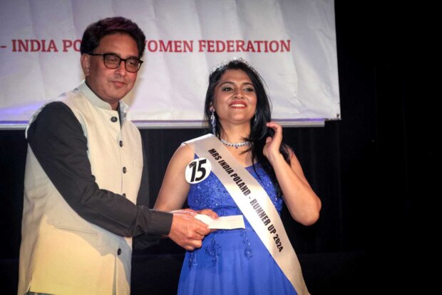 Priya Chakredeo odbiera od dr Madhupa Sharmy tytuł ViceMrs India Poland