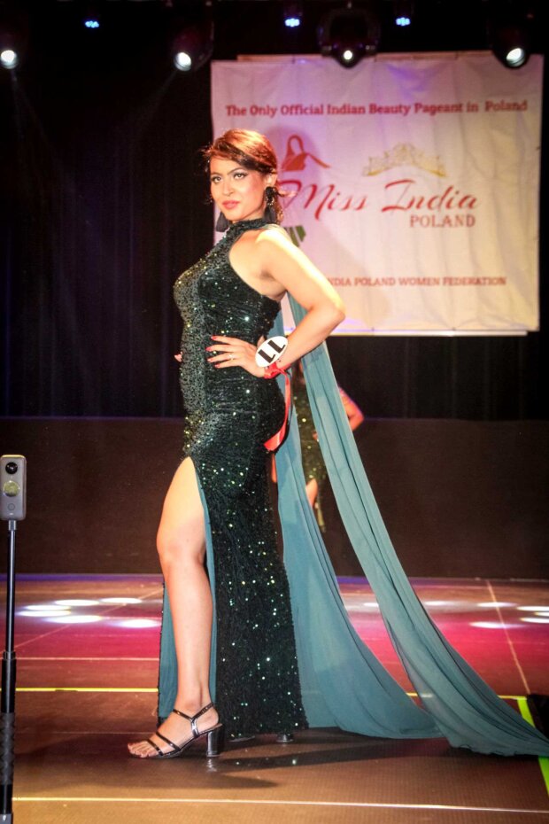 Shreyasi Dasgupta - Miss-Mrs India Poland Talented 2024, podczas pokazu w strojach zachodnich