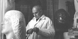 Alfons Karny w swojej pracowni przy rzeźbach. Źr. NAC
