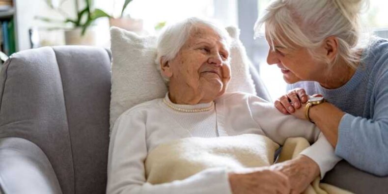 Starsi ludzie potrzebują opieki czułości i uśmiechu - Światowy Dzień Choroby Alzheimera. Fot. mat. prasowy