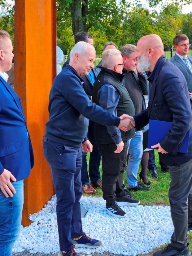Apoloniusz Tajner i prof. Jan Tutaj - witają się przed uroczystościami. Fot. MSiT