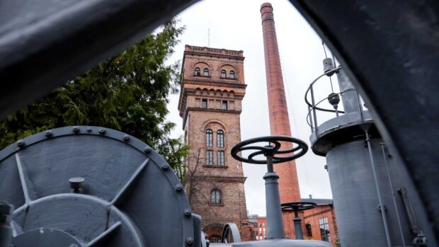Maszyny, budynki i komin Gazowni Warszawskiej. Zdjęcie udostępnione przez Muzeum Gazowni Warszawskiej. Fot. Muzeum Gazowni Warszawskiej