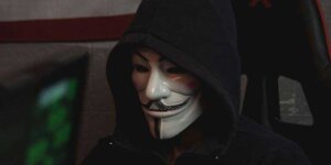 Podejrzany typ w masce. Fot. Tima Miroshnichenko (Pexels)