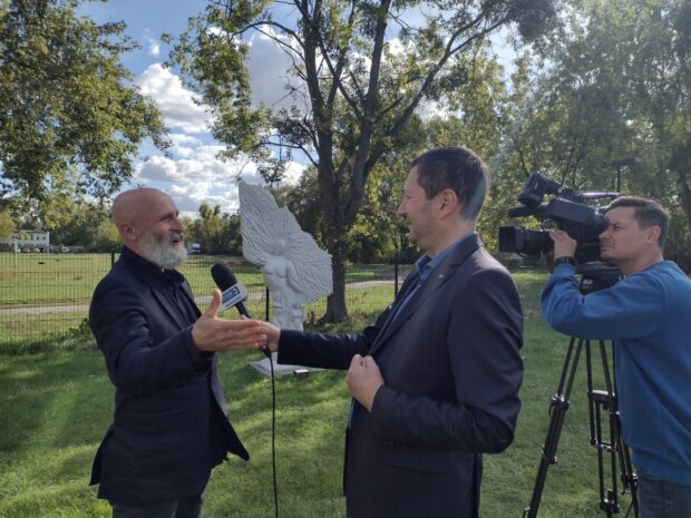 Prof. Jan Tutaj udziela wywiadu dyrektorowi TVP3 Sławomirowi Majcherowi. Fot. MSiT