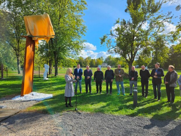Skoczek Narciarski - przed odsłonięciem. Fot. MSiT