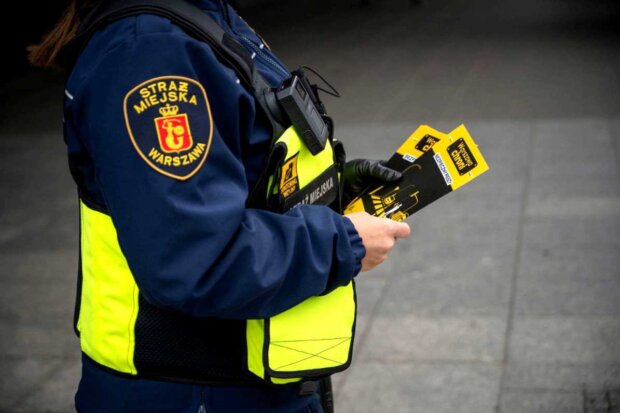 Warszawski Tydzień Bezpieczeństwa - strażnik miejski z ulotką. Fot. Rafał Motyl UM Warszawa