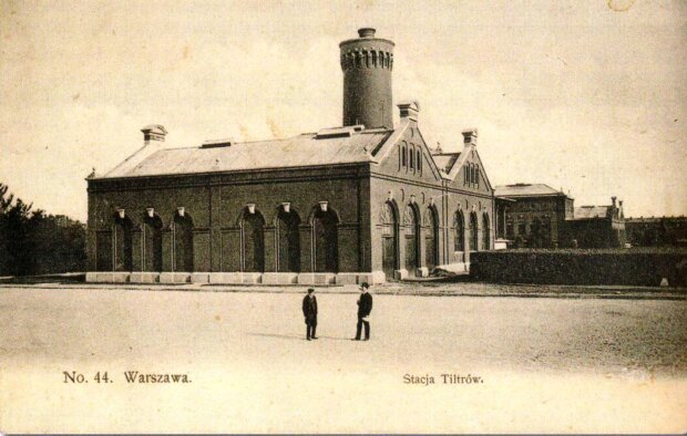 Budynki na terenie Stacji Filtrów ok. 1908 r. Fot. NN, scan Robert Marcinkowski, Ilustrowany Atlas Dawnej Warszawy, Warszawa 2013, źr. Wikimedia