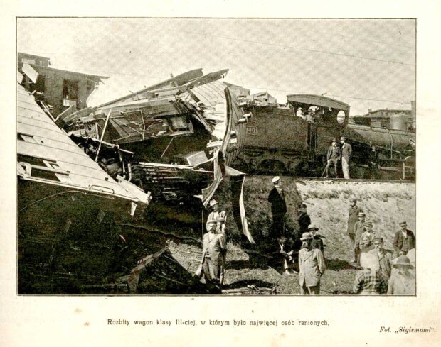 Rozbicie pociągów na kolei Warszawsko-Wiedeńskiej, w dniu 13 lipca 1900 r. Rozbity wagon klasy III,w którym było najwięcej osób ranionych. Fot. Sigismond, źr. MBC