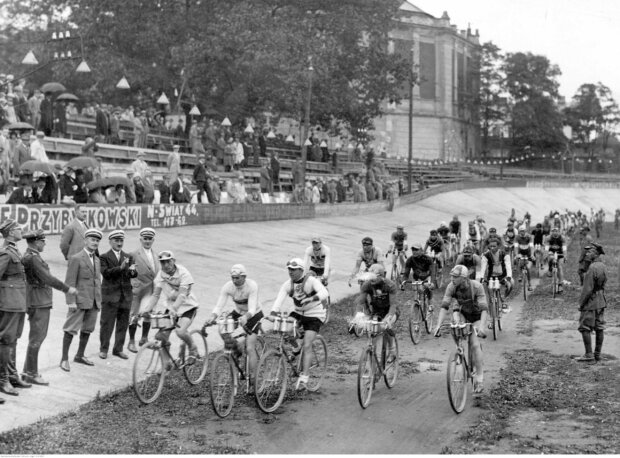 Zajęcia Warszawskiego Towarzystwa Cyklistów na torze na Dynasach. Zdjęcie z ok. 1930 roku – W tle Rotunda.. Fot. źr. NAC
