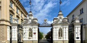 Brama Główna do kampusu centralnego Uniwersytetu Warszawskiego przy ul. Krakowskie Przedmieście 26/28. Fot. Adrian Grycuk, źr. Wikimedia