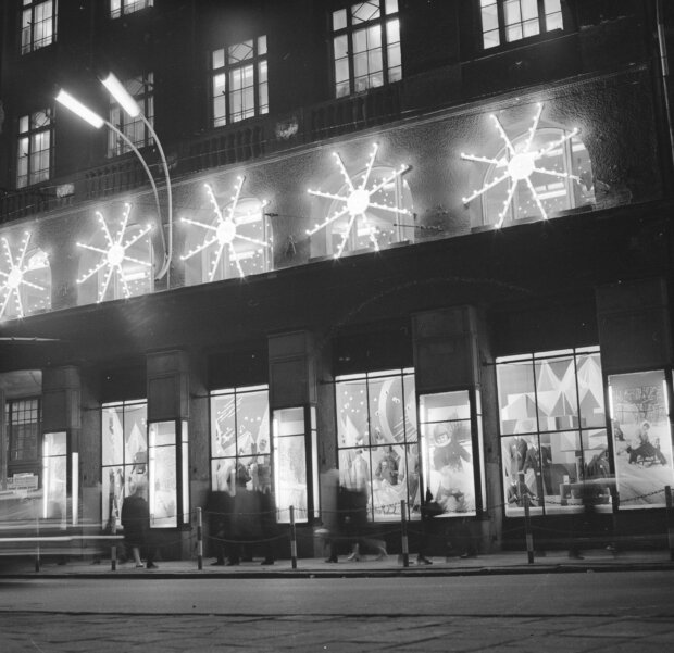 Dom Towarowy Bracia Jabłkowscy przy ul. Brackiej 25 - dekoracje świąteczne w kształcie gwiazd z lampkami na fasadzie sklepu w grudniu 1969r. Fot. Grażyna Rutkowska źr. NAC