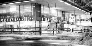 Klub Międzynarodowej Prasy i Książki oraz Dom Towarowy Junior' w grudniu 1969 roku. Fot. Rutowska Grażyna, źr. NAC