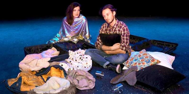 Szaleństwo we dwoje - Oni pakują walizki. Fot. Teatr 2 Strefa