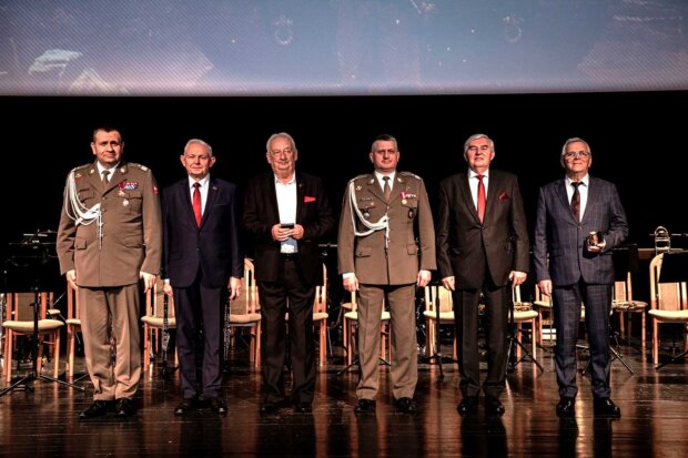 Wyróżnieni coinami - zastępca dowódcy 18 Dywizji Zmechanizowanej gen. bryg. Dariusz Lewandowski i byli dowódcy 1. WBPanc. Fot. 1. WBPanc
