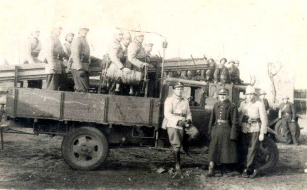 Oddział strażacki w Markach na samochodzie z drabiną. Fot. z arch. autora