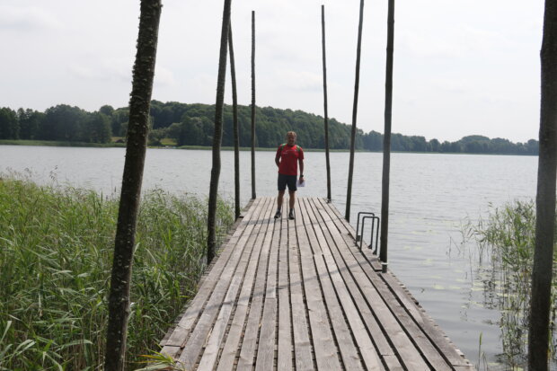 Pomost na jeziorze Hołny - przy dworze w Krasnogrudzie. Czesław Miłosz lubił tam pływać. Na pomoście autor. Fot. Anna Banasiak