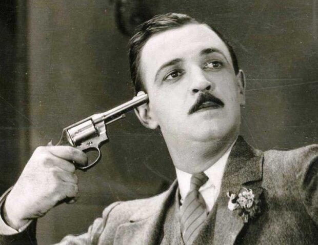 Rosyjska ruletka - cześć kadru z filmu ''Klub nocny'' (1925). Na zdjęciu aktor Raymond Griffith. źr. Wikimedia