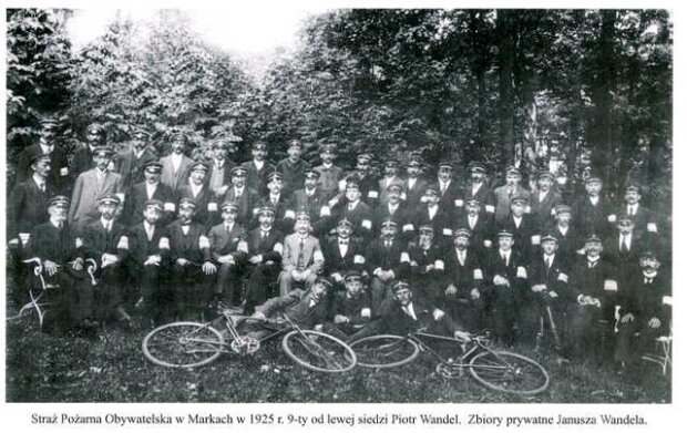 Straż Pożarna Obywatelska w Markach w 1925 r. Pierwszy z lewej siedzi Piotr Wandel. Fot. arch. Janusza Wandela
