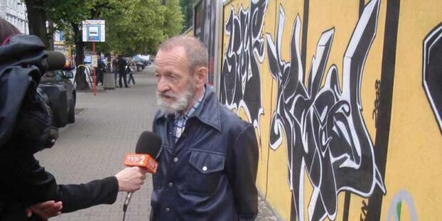 Juliusz Kulesza na ul. Konwiktorskiej przed murem stadionu Polonia Warszawa (czerwiec 2009 r.). Fot. Warszawa.pl