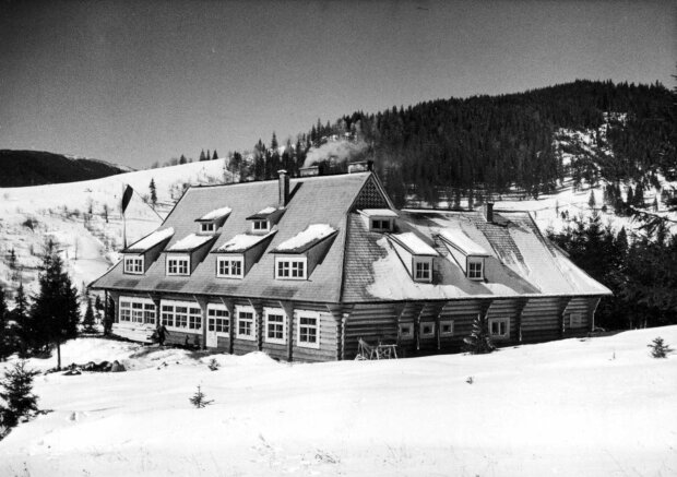 Schronisko Warszawskiego Klubu Narciarskiego w Rafajłowej (dziś Bystrzyca) w Gorganach w lutym 1938 r. Fot. Henryk Poddębski (źr. NAC)