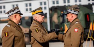 Zmiana dowódcy w 1. WBPanc. - Z prawej dowódca 18. Dywizji Zmechanizowanej gen. dyw. Arkadiusz Szkutnik, w środku obejmujący dowodzenie płk Lenart Skrzypczak, z lewej przekazujący dowodzenie gen. bryg. Artur Kozłowski. Fot. 1. WBPanc.