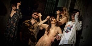 "Wiśniowy sad" Antoniego Czechowa w Teatrze Powszechnym - obserwacja słońca świecącego znad sadu. fot. Magda Hueckel