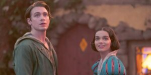 Andrew Burnap, Rachel Zegler - obraz z filmu Śnieżka. Fot. Disney