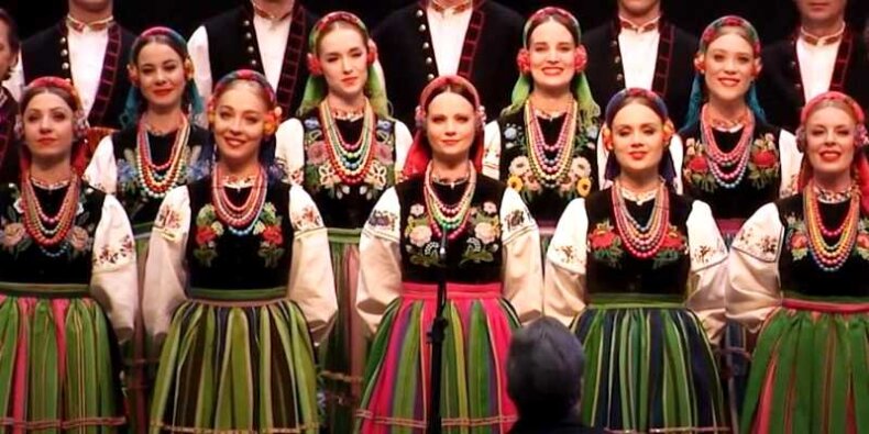 Zespół Pieśni i Tańca Mazowsze - na koncercie w trakcie obchodów 15-lecia członkostwa Rzeczypospolitej Polskiej w Unii Europejskiej. Kadr z filmu MSZ RP