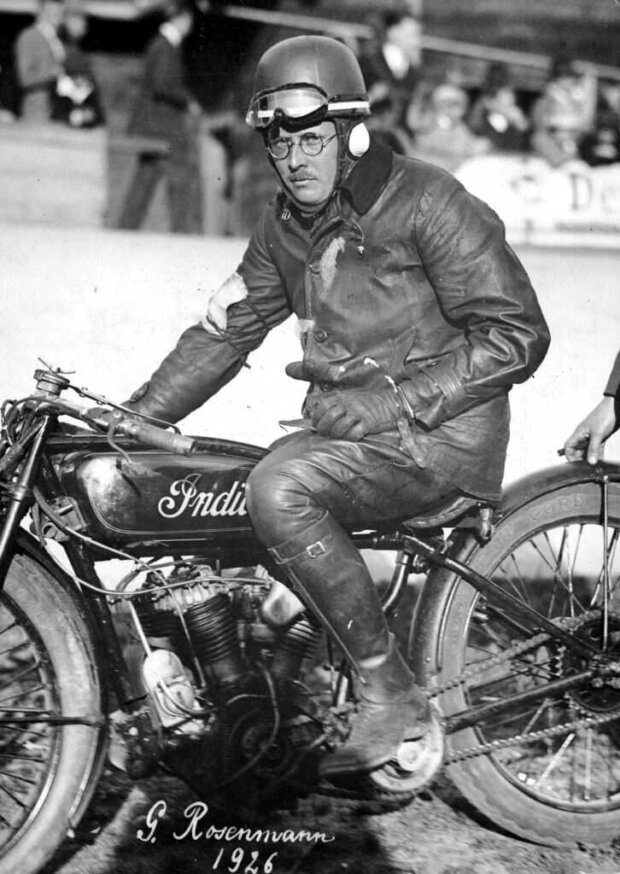 Witold Rychter w 1926 r. Zdjęcie pochodzi ze strony Klubu Motocyklowego OldTimer Club Poland (sekcja Indian) oldtimerclubindian.com.pl. Fot. G. Rosemann