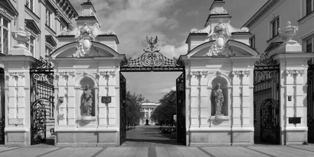 Brama Główna do kampusu centralnego Uniwersytetu Warszawskiego przy ul. Krakowskie Przedmieście 26-28. Fot. Adrian Grycuk (Wikimedia)