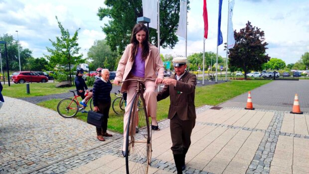 Dr Anna Śmiechowicz na bicyklu - jazdy uczy Warszawskie Towarzystwo Cyklistów