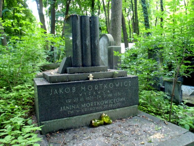 Grób Jakuba Mortkowicza i jego żony Janiny (symboliczny) na cmentarzu żydowskim w Warszawie. Fot. Mzungu (Wikimedia)