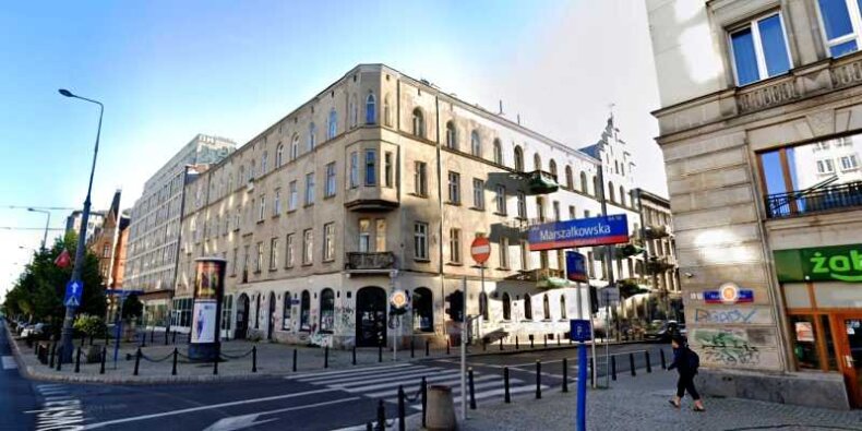 Kamienica przy ulicy Marszałkowskiej 66 róg Wilczej. Stoi pusta od 01.10.2023 r. Fot. Google