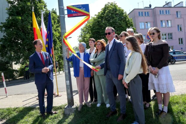 Odsłonięcie tabliczki MSI. Odsłaniają mecenas Jakub Wende, syn Patrona ulicy i Anna Nehrebecka radna Warszawy. Fot. Szymon Pulcyn (UM Warszawy)