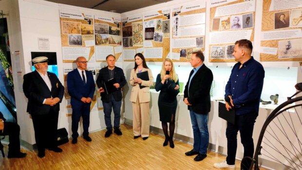 Otwarcie wystawy - od lewej: dr hab. Jan Bestry (prezes WTC), Mieczysław Nowicki (wiceprezes PKOl), dr hab. Robert Gawkowski (Muzeum), dr Anna Śmiechowska, Aleksandra Czechowicz-Woźniak (wicedyrektor Muzeum), Piotr Bansiak (kustosz wystawy), Piotr Walewski (Muzeum)