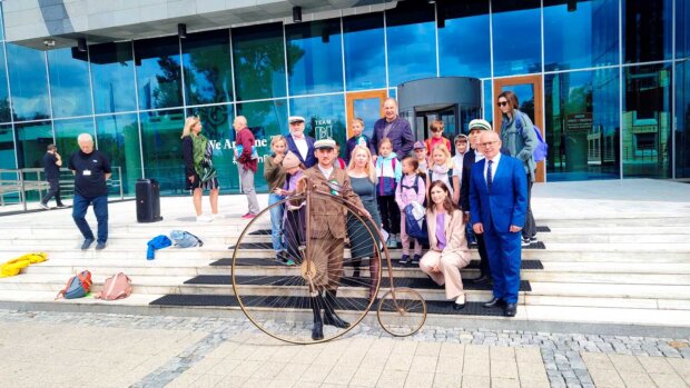 Po wypróbowaniu bicykli - zdjęcie pamiątkowe. Fot. Warszawa.pl