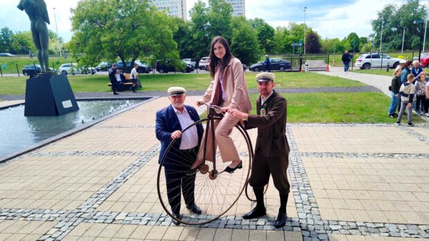Przejażdżka bicyklem. Na rowerze pani dr Anna Śmiechowicz, z lewej prezes WTC dr hab. Jan Bestry. Fot. Warszawa.pl