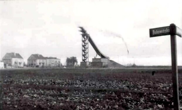 Skocznia narciarska w Warszawie - zdjęcie wykonane u zbiegu ul. Bukowińskiej i Domaniewskiej w 1967 r. Fot. Janusz Wąż, źr. arch autorki