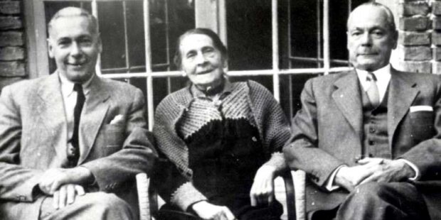 90. urodziny matki Józefa - Marii Emilii z domu Temler. - Od lewej Józef Mieczysław Pfeiffer, w jubilatka, starszy brat Stanisław Pfeiffer. Rok 1952. Fot. z archiwum Fundacji Współpracy Polsko-Niemieckiej.