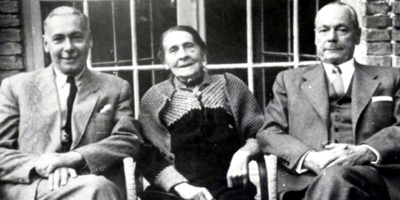 90. urodziny matki Józefa - Marii Emilii z domu Temler. - Od lewej Józef Mieczysław Pfeiffer, w jubilatka, starszy brat Stanisław Pfeiffer. Rok 1952. Fot. z archiwum Fundacji Współpracy Polsko-Niemieckiej.