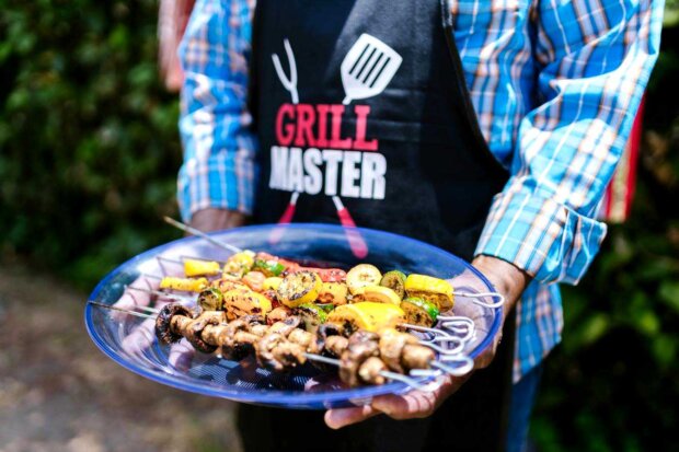 Grill master - częstuje. Fot. rdne stek project (pexels)