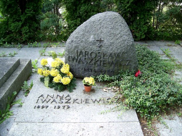 Grób Jarosława i Anny Iwaszkiewiczów w Brwinowie - lipiec 2009 r. Fot. Krzysztof Dudzik-Górnicki