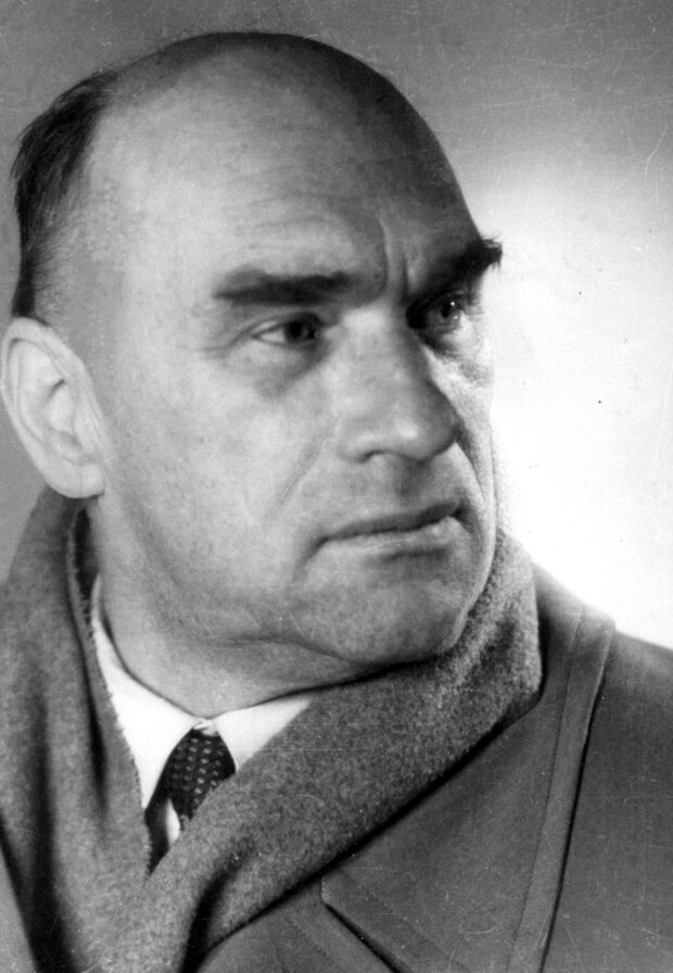 Jarosław Iwaszkiewicz, pisarz - fotografia portretowa z profilu. Lata 1945 - 1950. Fot. Władysław Miernicki (źr. NAC)