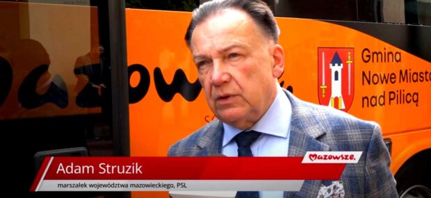 Marszałek Adam Struzik - na tle nowego szkolnego autobusy dla gminy Nowe Miasto nad Pilicą. Fot. UMWM
