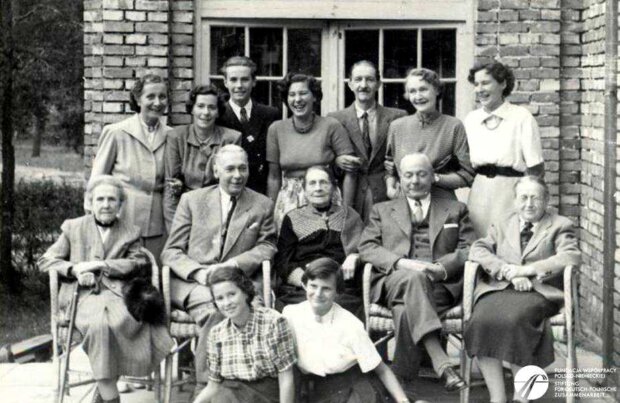 Rodzina na urodzinach - 90. urodziny matki Józefa - Marii Emilii z domu Temler. Rok 1952. Fot. z archiwum Fundacji Współpracy Polsko-Niemieckiej.