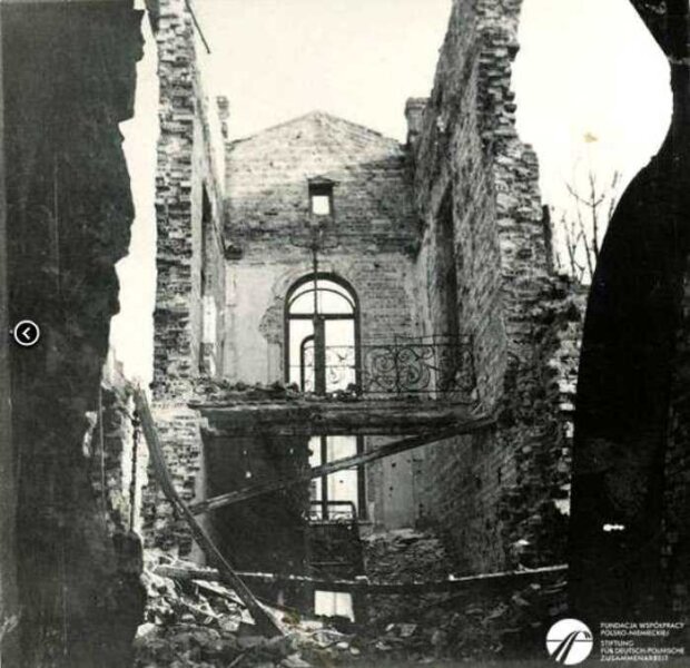 Ruiny domu rodzinnego Pfeifferów. 1945 r. Fot. z archiwum Fundacji Współpracy Polsko-Niemieckiej. Fot. Maria Chrząszczowa